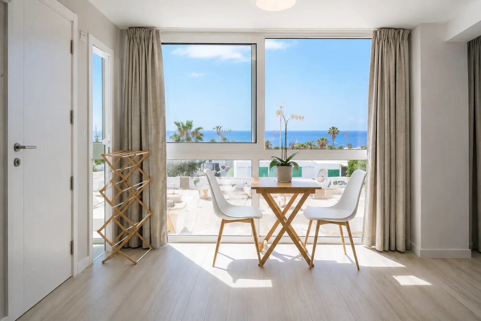 Terraza con mesa y vistas al mar