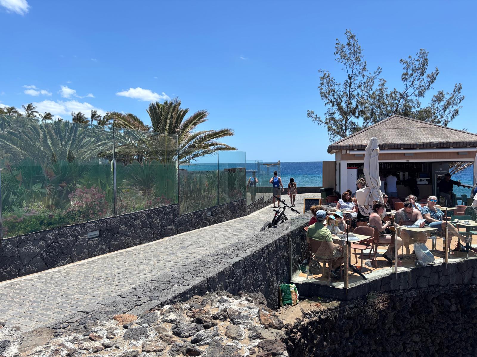 Kiosco con terraza frente al mar