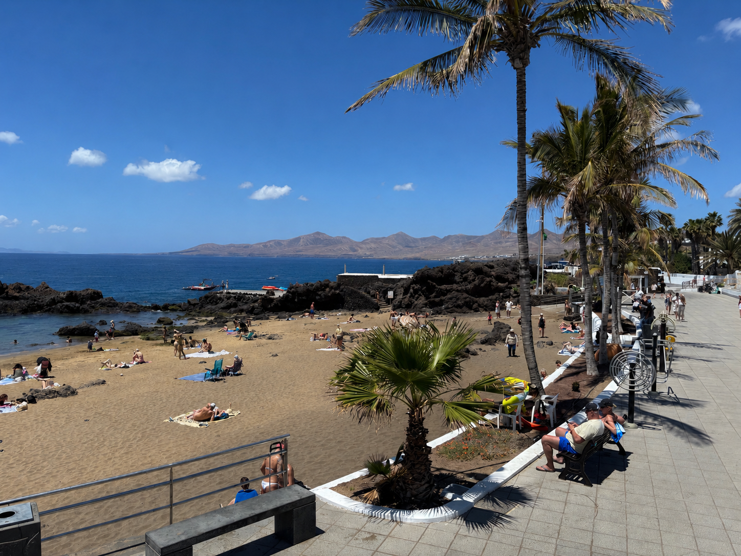 Avenida y playa de Playa Chica