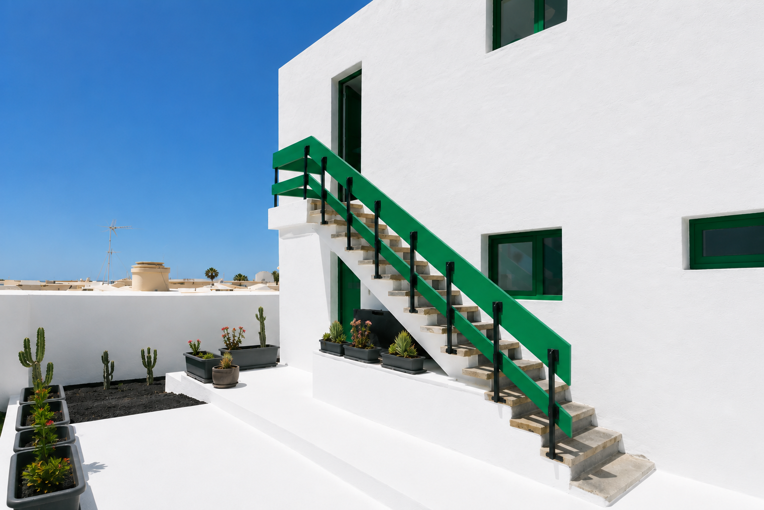 Escalera verde y patio de grava volcánica