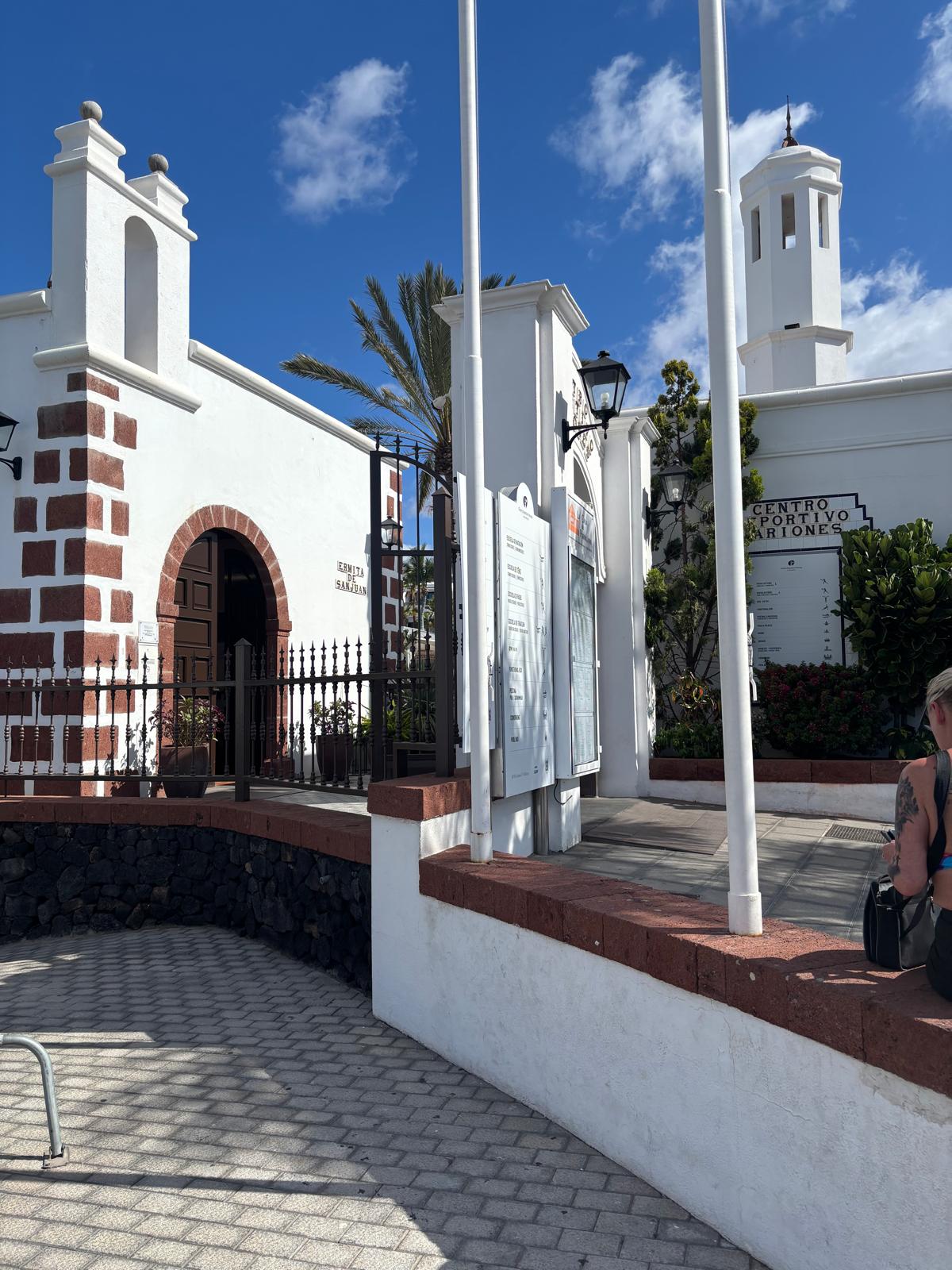 Entrada del centro deportivo Fariones